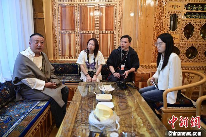 6月24日,图为海外华文媒体一行采访扎尕那民宿老板。九美旦增 摄