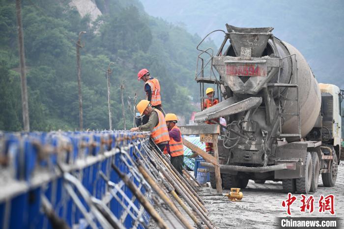 图为工人在进行护栏浇筑等后续施工。张旭 摄