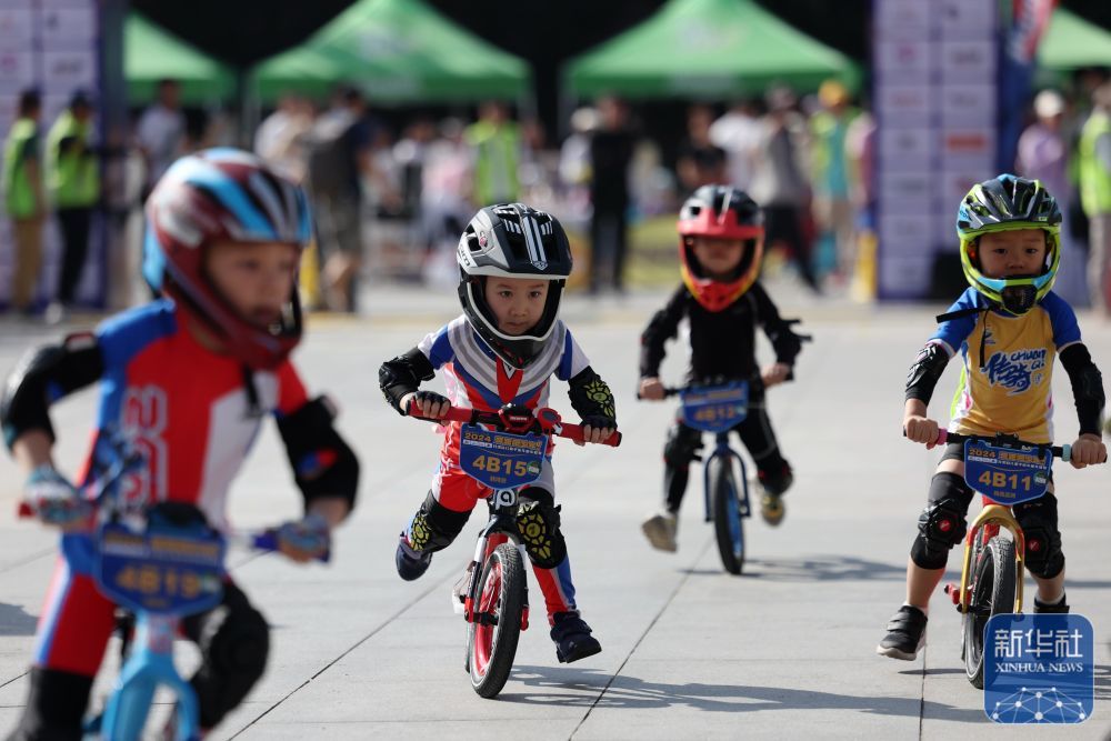 ↑小选手寒博赟（左二）在比赛中骑行