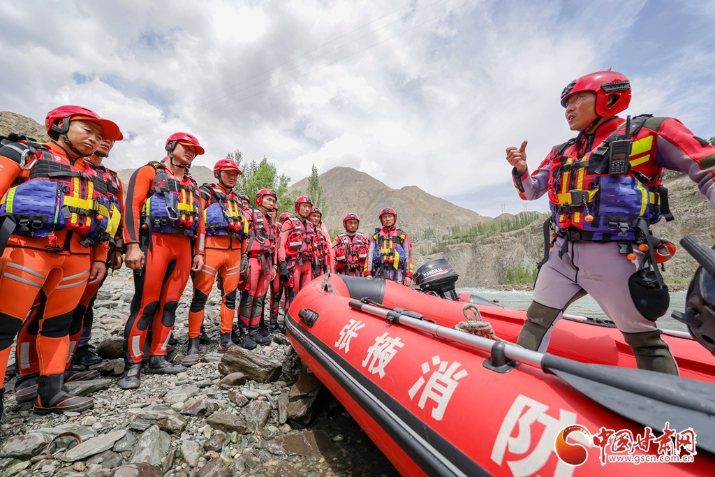 教练员对水域救援理论知识进行详细讲解