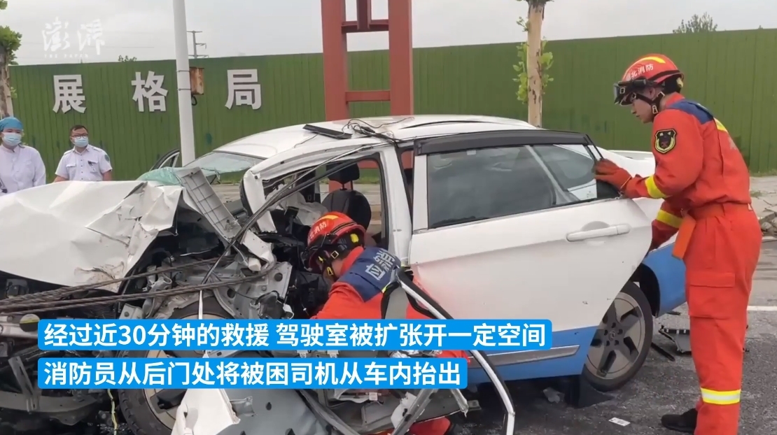 武汉出租车凌晨撞上限高架立柱致司机被困 消防员紧急救援