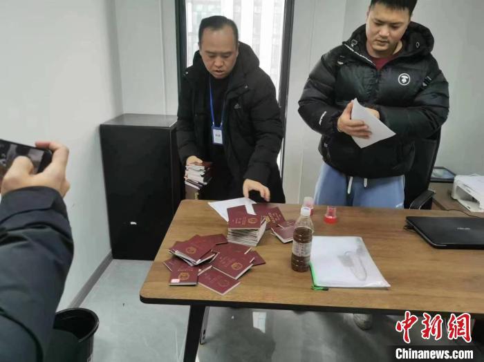 民警在涉案公司发现大量护照。上海市公安局宝山分局供图