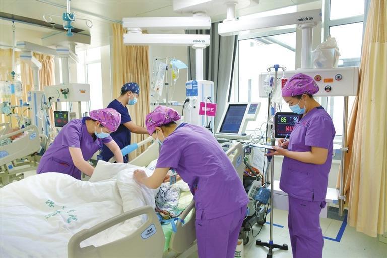 武威市凉州医院重症医学科医护人员在抢救病人
