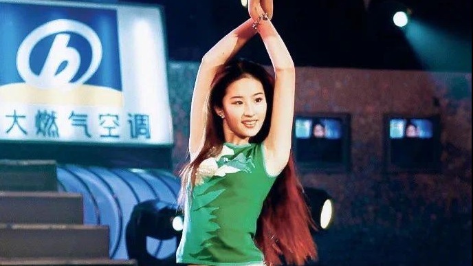 全网疯传！刘亦菲第一次上快本旧照火起来了，造型土气全靠颜值撑封面图