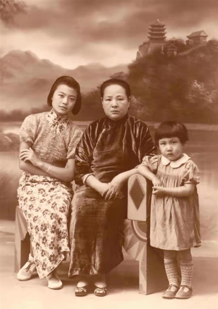 崔雪琴(中),时年53岁;邓团子(左),时年14岁;孙华崚,时年3岁。