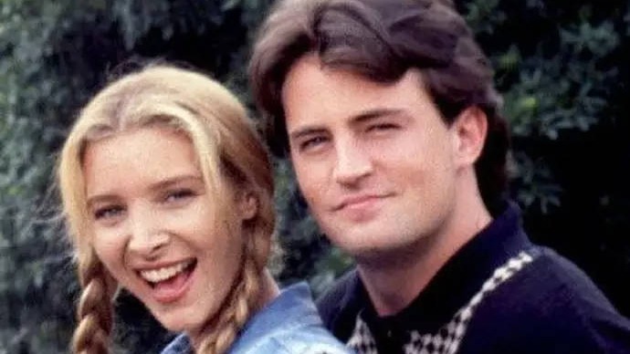 菲比扮演者为了马修派瑞重看《老友记》：我想记住和纪念他封面图