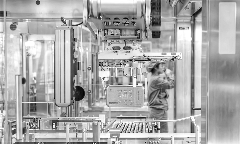 6月28日,在位于南昌市湾里管理局的华润江中制药集团有限责任公司核心生产基地——江中药谷,记者现场了解和记录智慧仓储和自动化生产情况。 本报全媒体记者 徐 铮摄