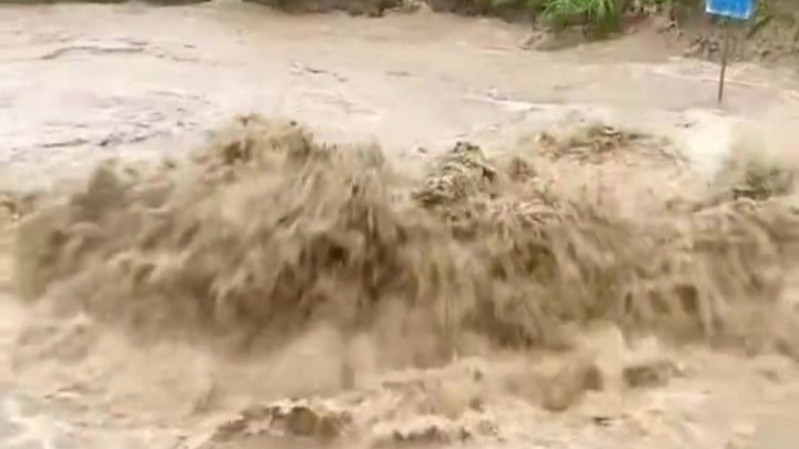 贵州毕节暴雨后一水潭泥水怒涌，似泥龙“翻江倒海”，当地：已抽水消除隐患