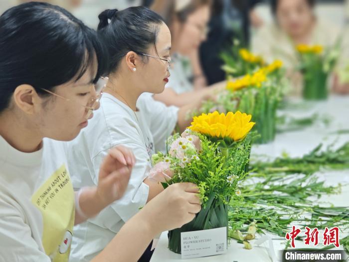 临沂市兰山区青年夜校的学员们正在专注学习花艺课程。兰山区委宣传部供图