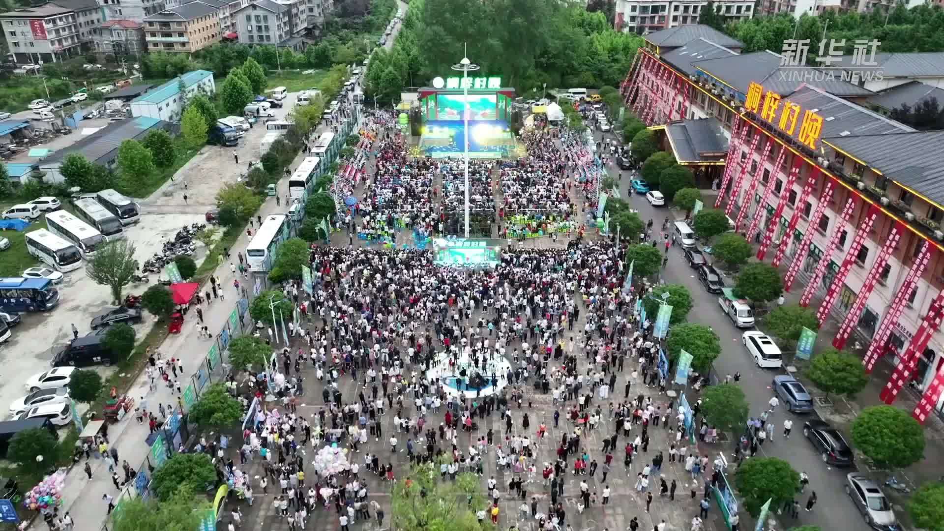 贵州桐梓：夏季“村晚”呈现文旅盛景