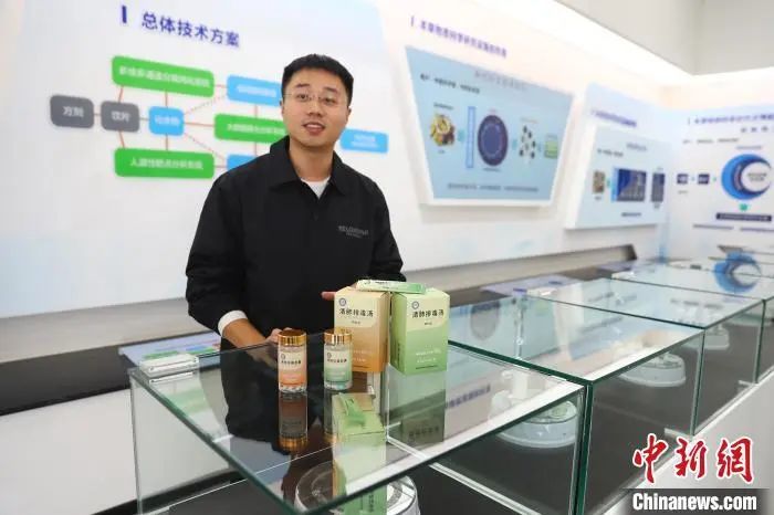 图为展示的中医药制品。刘占昆 摄