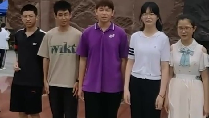 一高中全班57人最低分608分，班主任：孩子们进校后目标就是清北这种名校