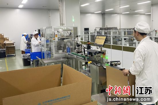 6月24日，扬州2024年“高质量发展调研行”主题采访团走进江苏联环药业集团有限公司。崔佳明摄