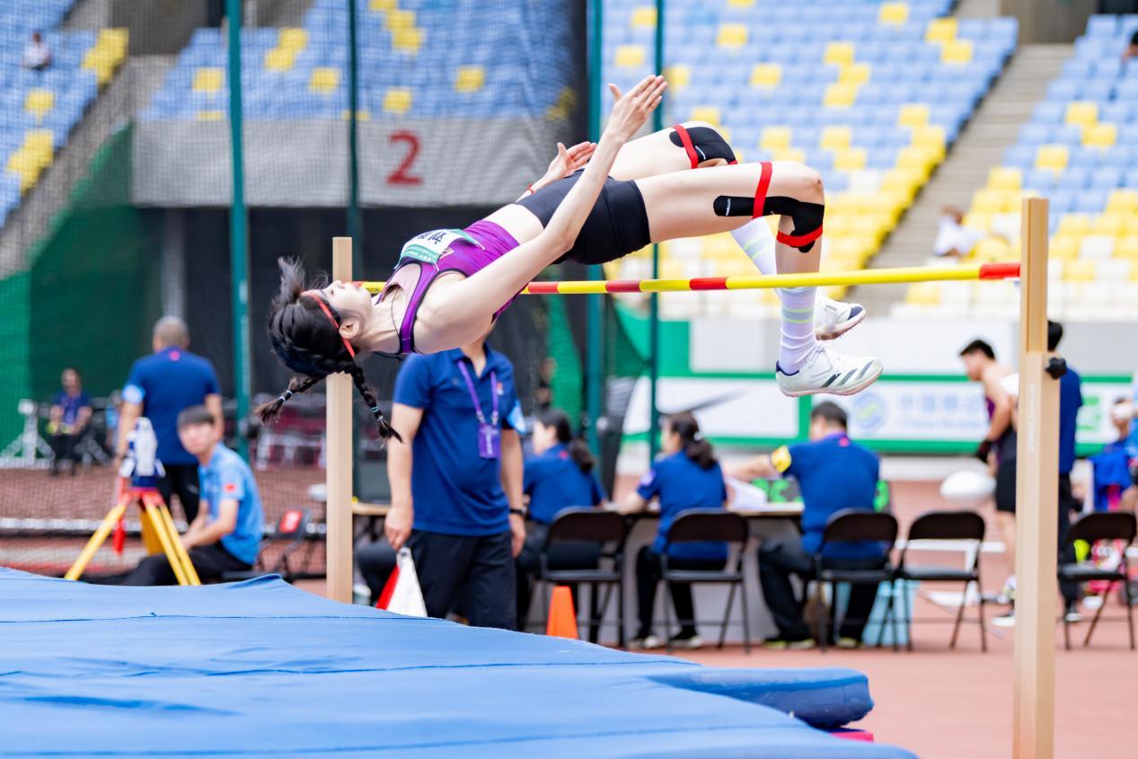 刘肼毅在女子跳高决赛中，以1.84米夺得金牌，这也是首个女子项目的金牌。刘晶 摄