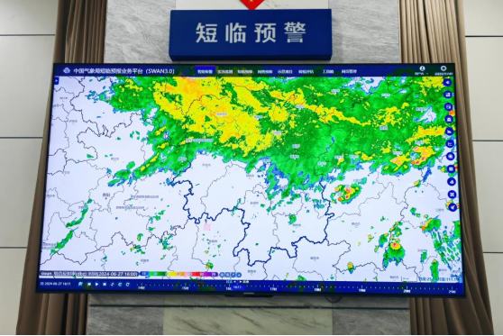▲6月27日下午，观潮君在现场看到，湖南省气象台采用中国气象局短临预报业务平台（swan3.0）实时更新雷达数据。