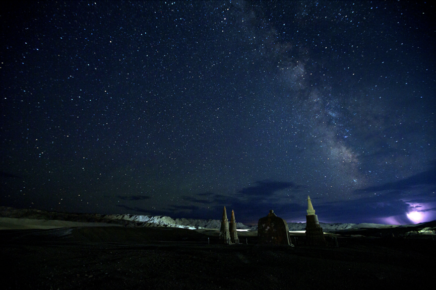 图为2015年7月16日凌晨，甘肃敦煌莫高窟景区上空星河璀璨。新华社发（孙志军　摄）