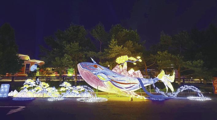 长影世纪城花灯秀亮人眼。 张扬 摄