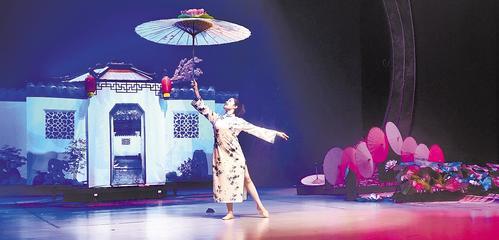 6月20日，魏颖慧在深圳欢乐谷举行的第十二届中国杂技金菊奖全国魔术&middot;滑稽比赛中专注表演。 图片由河北省杂技团演艺有限公司提供