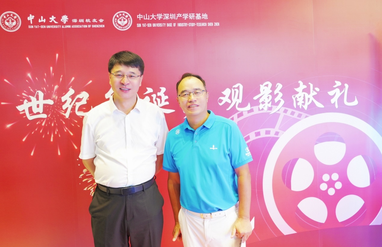 邰忠智（左）与陈忠辅合影