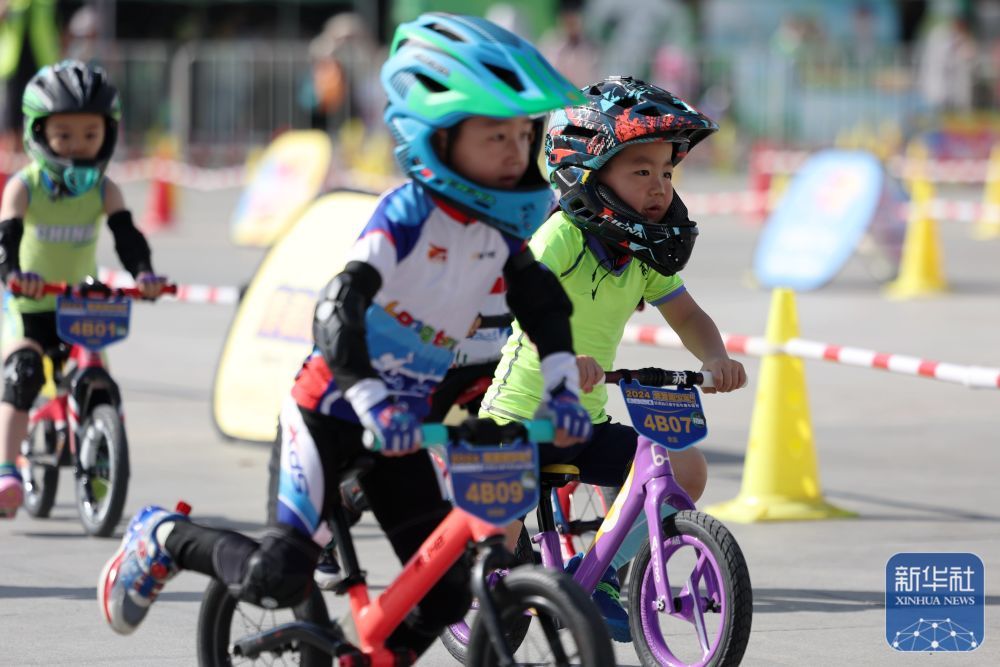 ↑小选手余燊（右一）在比赛中骑行