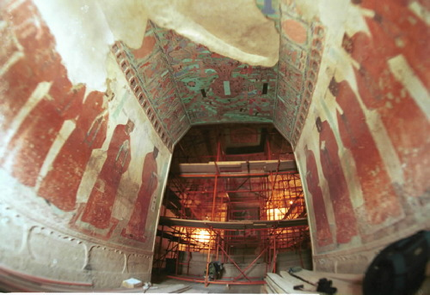 由于邻近鸣沙山、三危山等沙源地，敦煌莫高窟窟区每年积沙达3000立方米。长期以来，担负着莫高窟防风治沙艰巨任务的敦煌研究院会同有关部门多头并进，建立起多层次多功能的综合防治体系，有效地保障了莫高窟的安全。图为敦煌研究院加紧修复曾遭风沙严重破坏的莫高窟第98窟。新华社记者　韩传号　摄（传真照片）（2001年5月15日发）