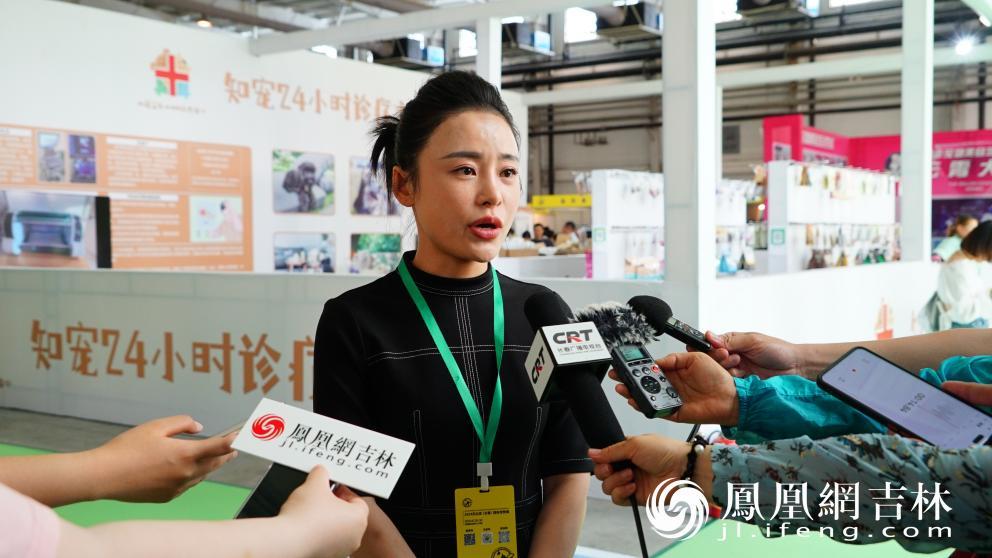 展会负责人安雪源接受采访。