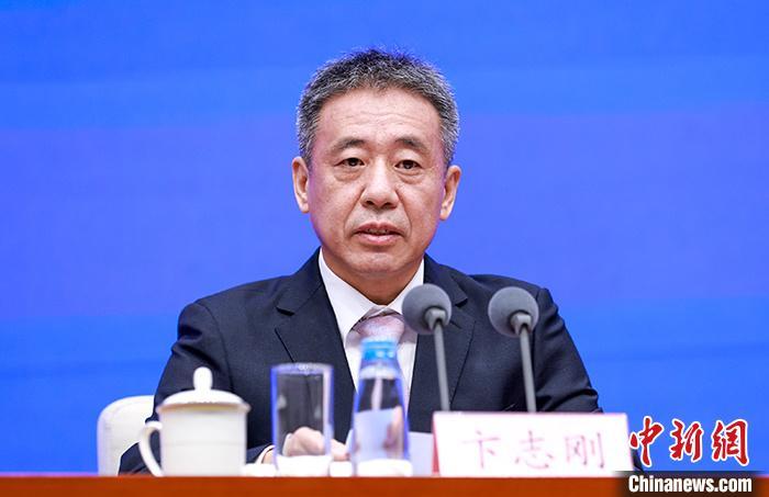 6月27日,中国国务院新闻办公室在北京举行新闻发布会,国家航天局副局长卞志刚,嫦娥六号任务总设计师胡浩,中国航天科技集团有限公司副总经理林益明,国家航天局国际合作司负责人刘云峰,嫦娥六号任务副总设计师、中国科学院国家天文台研究员李春来介绍探月工程嫦娥六号任务有关情况,并答记者问。图为国家航天局副局长卞志刚回答有关问题。 <a target='_blank' href='/'>中新社</a>记者 贾天勇 摄