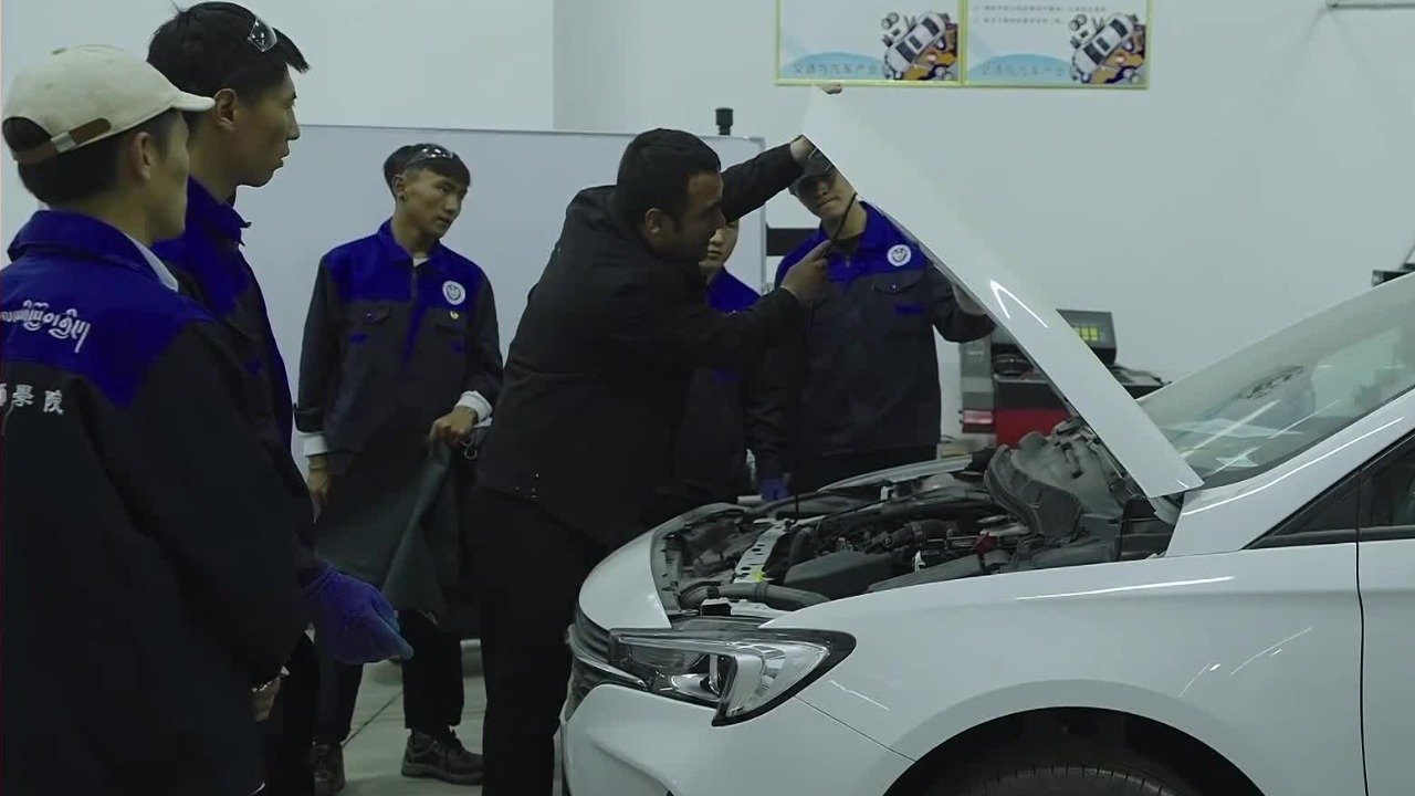 西藏技师学院，从筹建起就得到全国30所院校帮扶，代江鹏就是援藏老师之一