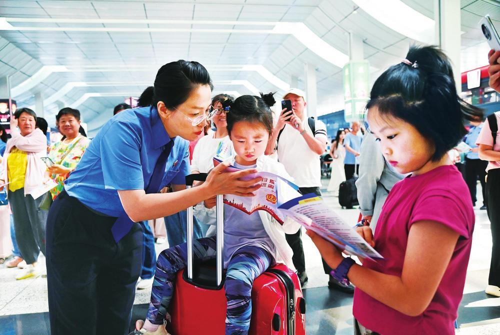 六月二十六日，兰州铁路公安、兰州铁路检法两院等多部门在兰州西站开展“六&middot;二六”国际禁毒宣传活动。新甘肃&middot;甘肃经济日报记者　瞿娟　摄