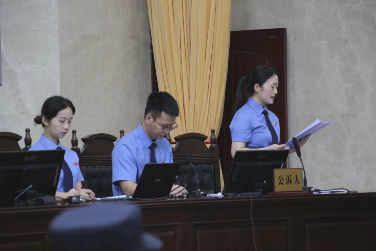 此次庭审，重庆市检察院组织部分全国、全市人大代表、政协委员、人民监督员、运输企业负责人及检察干警、公安干警等100余人到现场观摩。庭审过程中，公诉人采用多媒体示证，“沉浸式”释法说理，令在场的客运公司负责人等旁听人员深受触动。