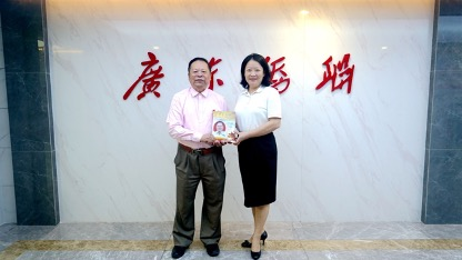 巫金星会长为广东省侨联副主席谢惠蓉赠送榜样书籍