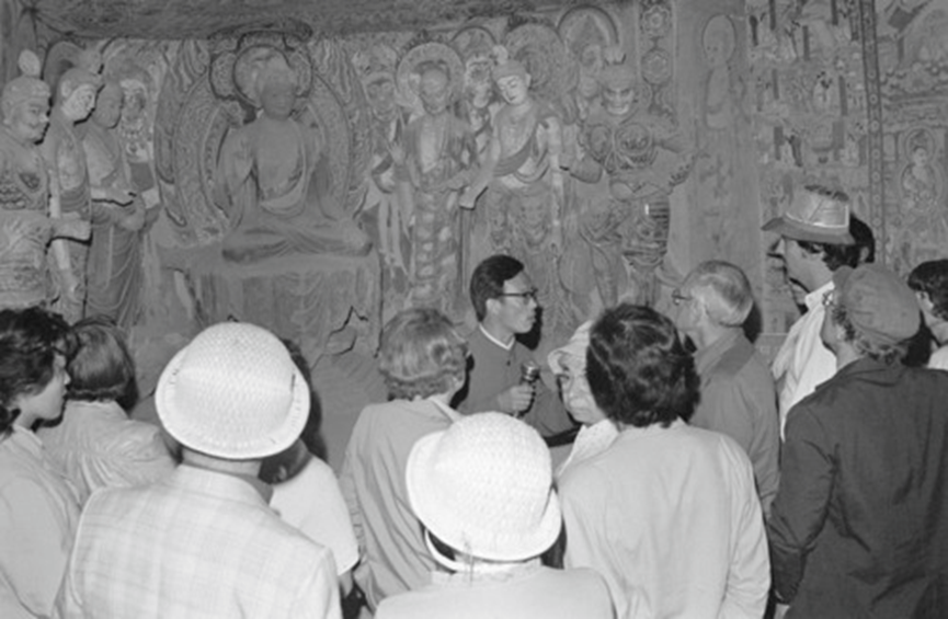 举世闻名的文化宝库和艺术明珠——敦煌莫高窟吸引了亚、欧、美三大洲的旅游者　新华社记者　李生才　摄（1986年5月18日发）