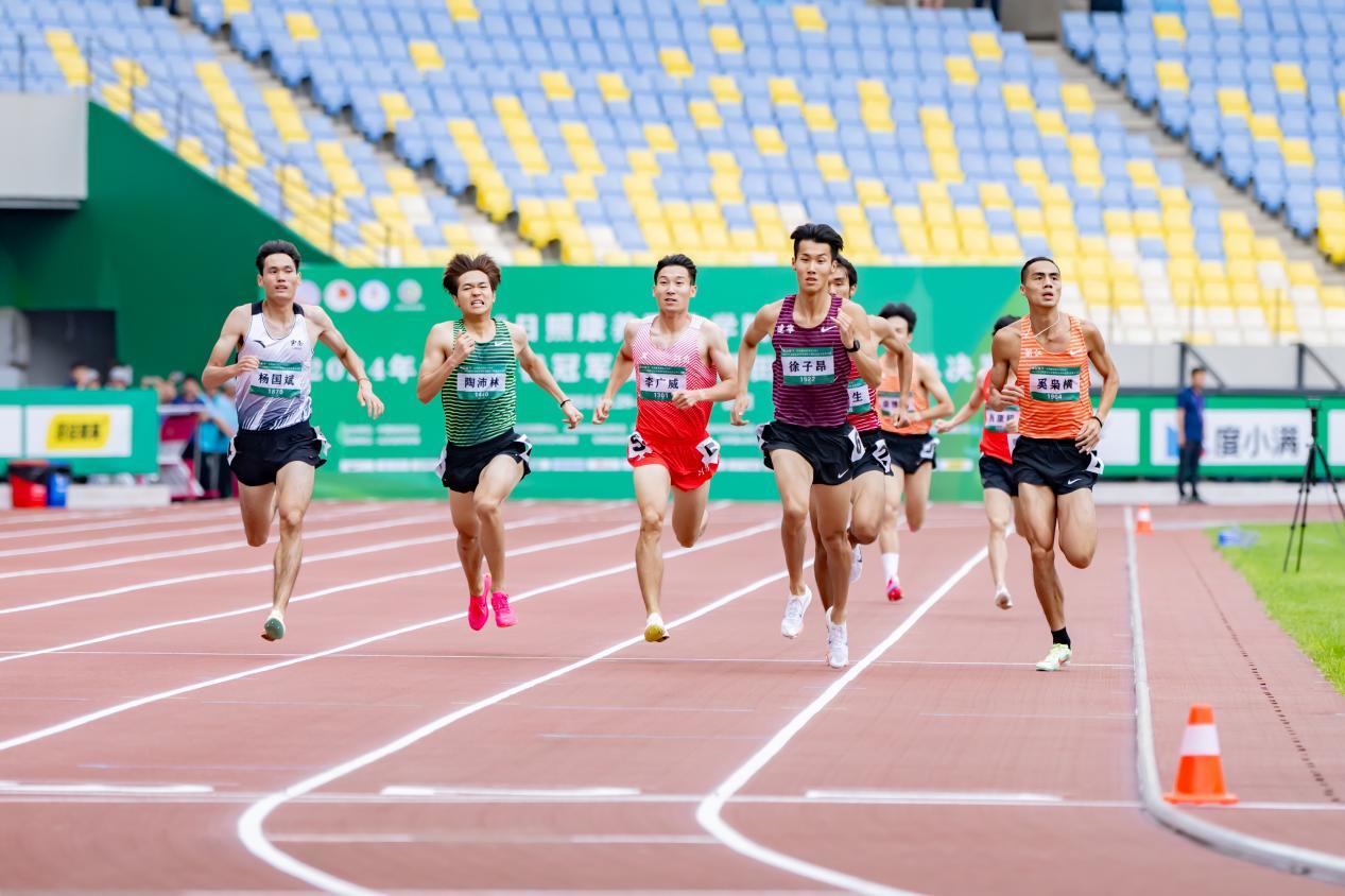 运动员们奋力奔向终点。刘晶 摄