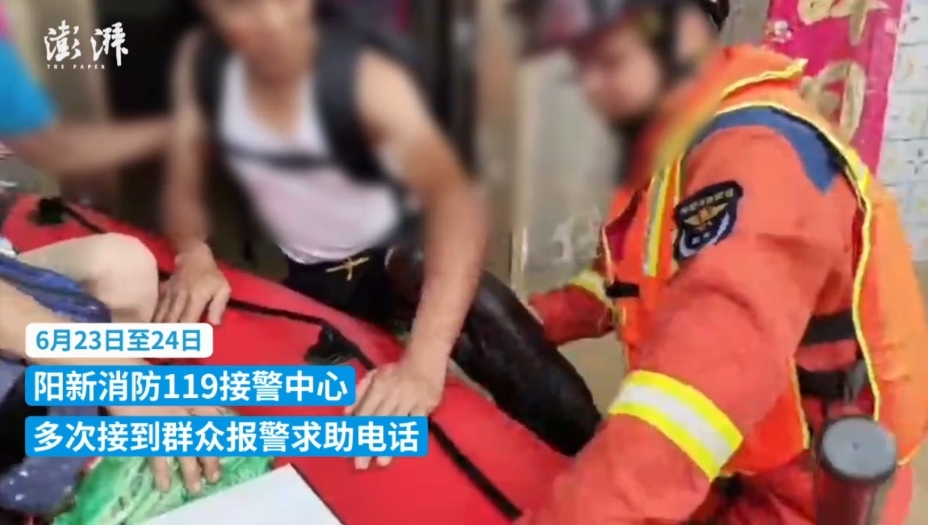 湖北阳新连降暴雨致内涝21人被困 消防奋力转移群众
