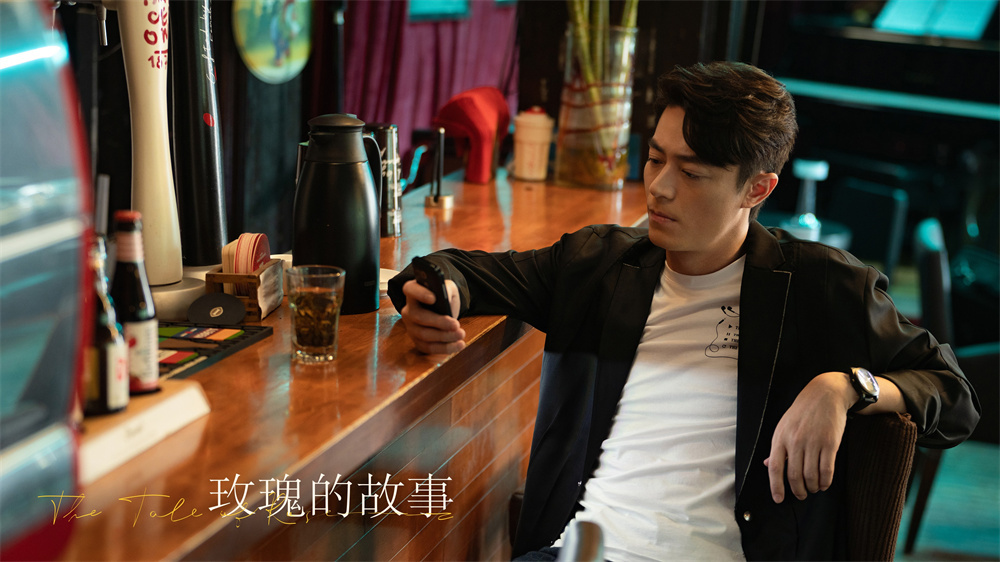 玫瑰的生活里,还有两位男子。一位是限时版soulmate傅家明(霍建华 饰)。