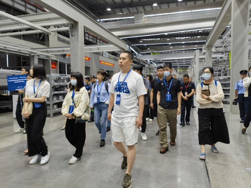 参观企业。均为长沙晚报通讯员 蒋竹青 供图
