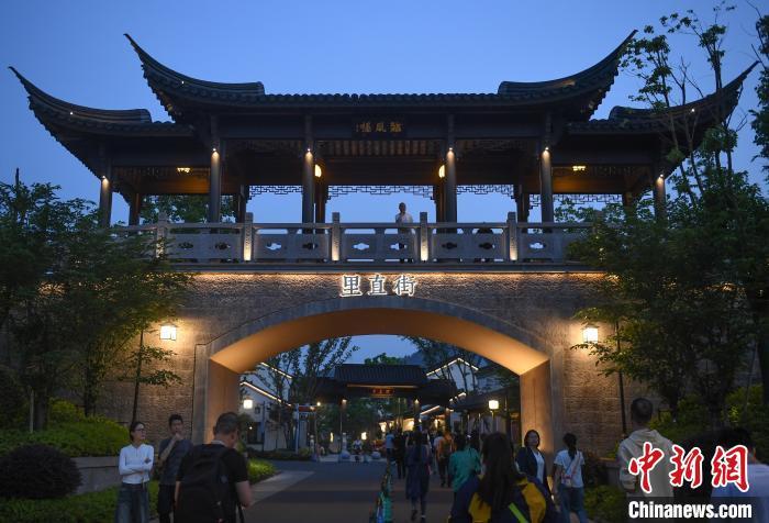 5月24日，夜幕降临，里直街吸引游人。位于浙江绍兴上虞的里直街在上世纪曾经是玻璃厂、风机厂、电机厂所在地。如今经过改造，该街区吸引不少文旅消费业态入驻，再次焕发生机。王刚摄