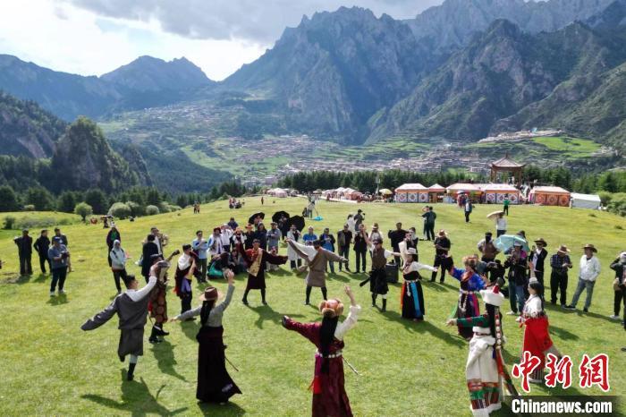 6月24日,海外华媒甘肃行来到迭部县扎尕那,拍摄当地民族服饰和表演。九美旦增 摄