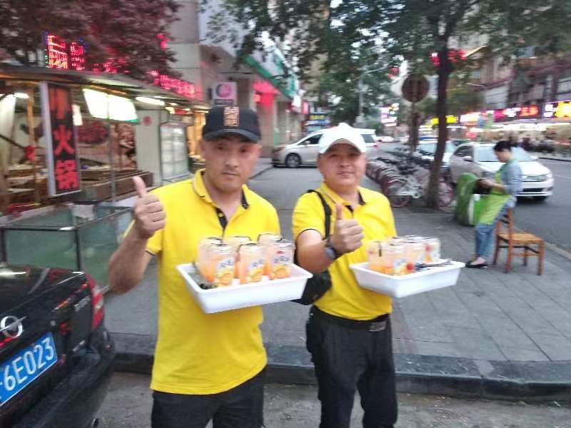 叶亮和同伴走上街头推广饮料