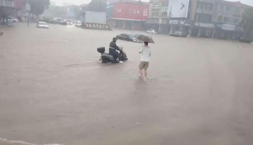 景德镇街道积水严重 拍摄：雷玄肆