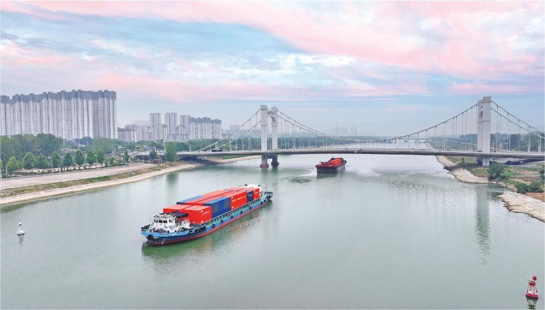 记者 吕光社 通讯员 马辉 郭刚 报道 6月21日，济宁港航龙拱港，大运河迎来“济苏绿色穿巴”首航，济宁港与苏州港之间的联系更加紧密。