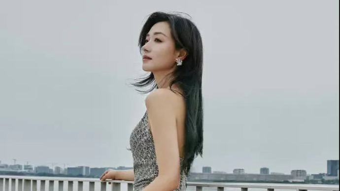 万茜将发尾染成绿色被猜测意有所指 此前老公曾被曝出轨