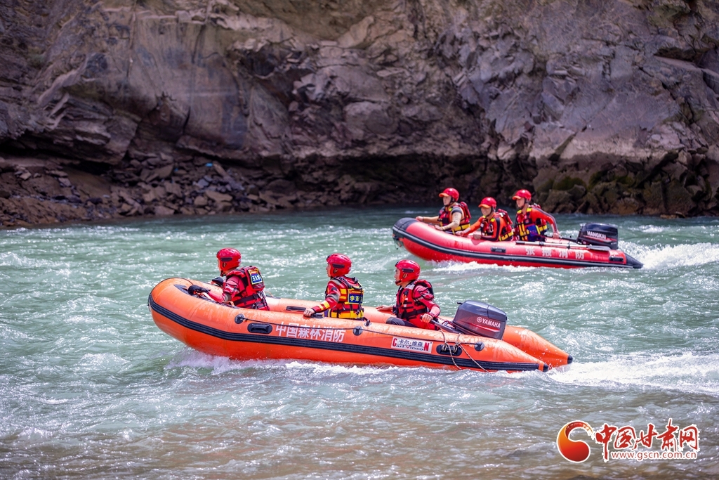 消防救援人员对动力舟艇救援科目进行训练