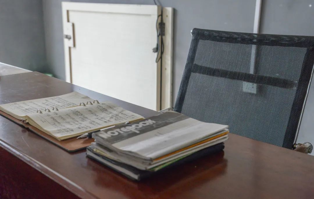 欧阳小平同志生前的办公桌上堆满了他的工作笔记