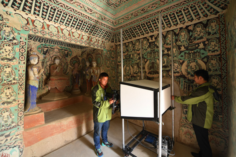 图为在敦煌莫高窟第376窟，工作人员开展数字化采集工作（2017年4月17日摄）。新华社记者　范培珅　摄