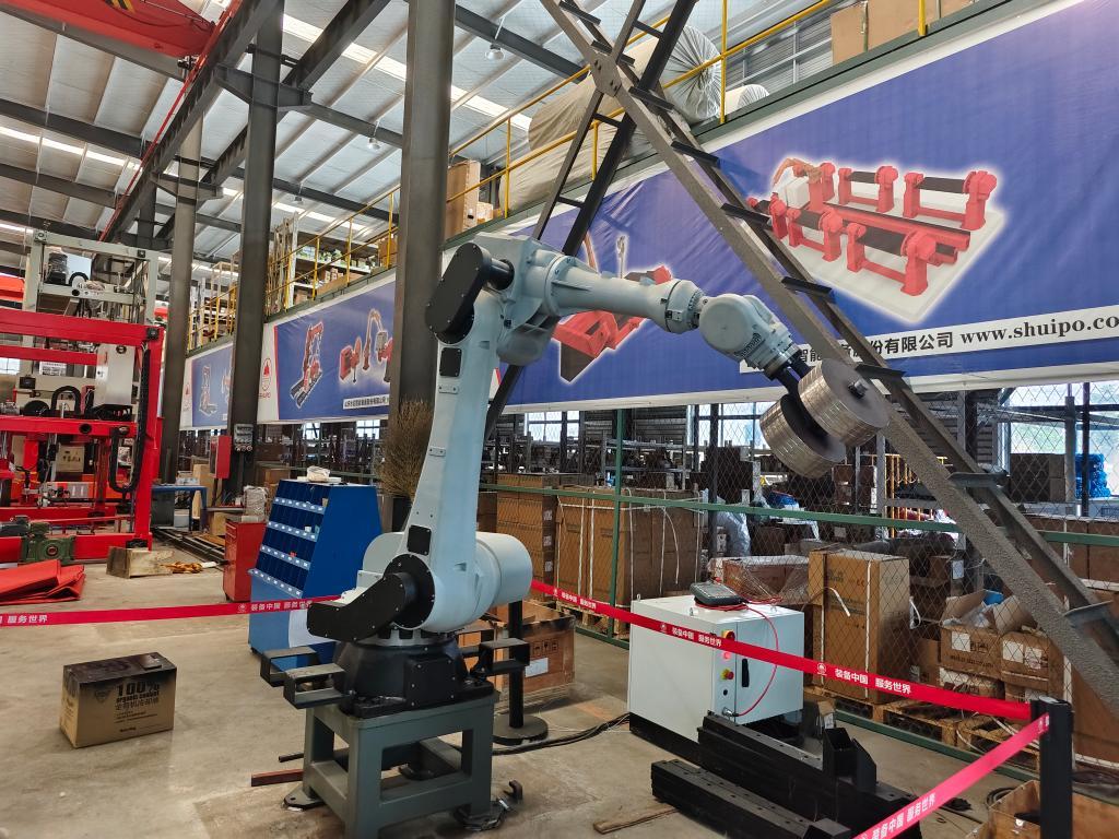 山东水泊智能装备股份有限公司自主研发的工业机器人。新华社记者 邵鲁文 摄