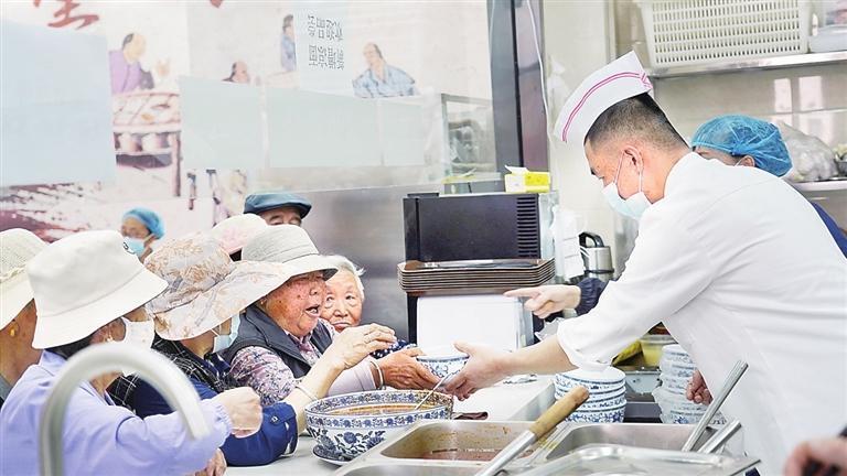 老人到社区食堂就餐