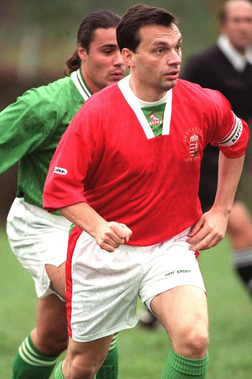 1998年，欧尔班在美国进行外交访问时踢足球。
