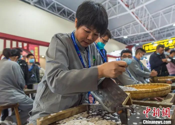 铡刀起落，一片片薄如纸的白芍饮片落在筛盘里。姜涛 摄