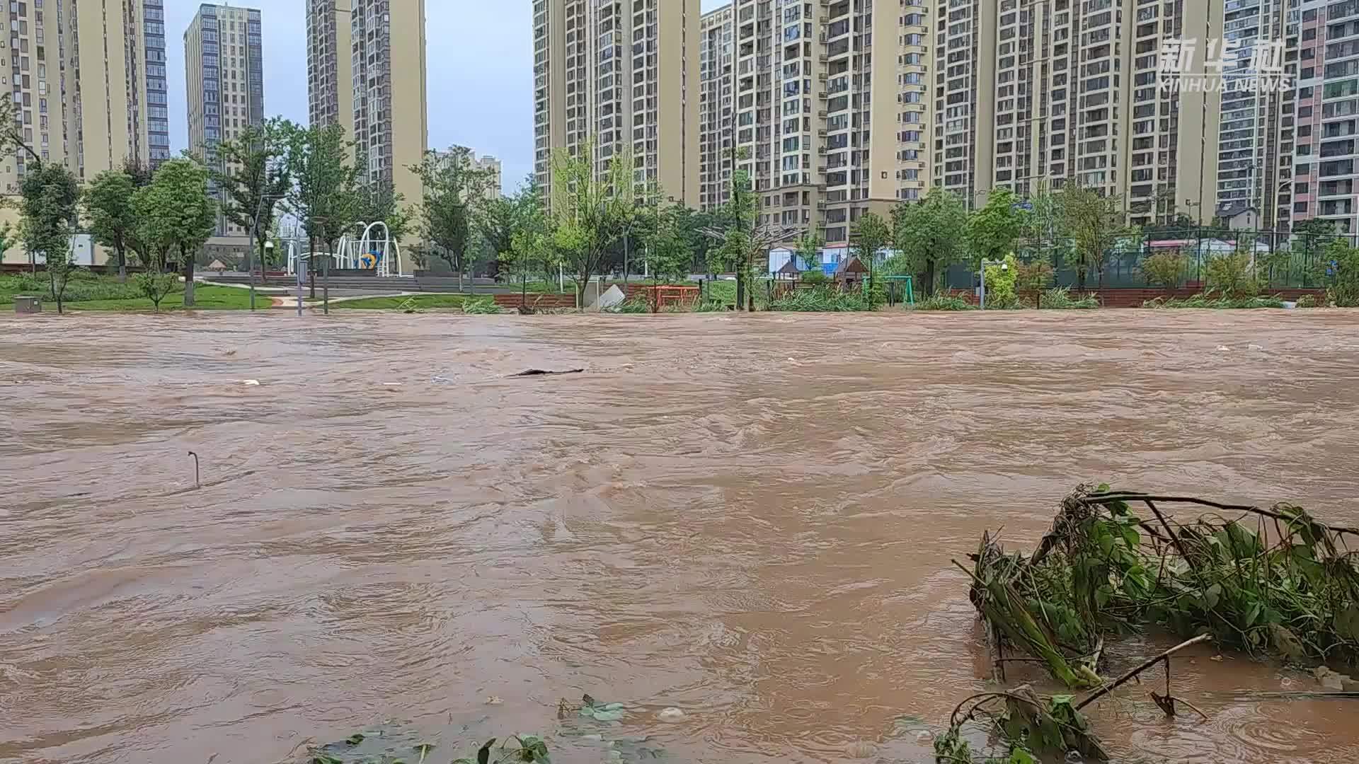 湖南长沙：强降雨来袭 全力战内涝